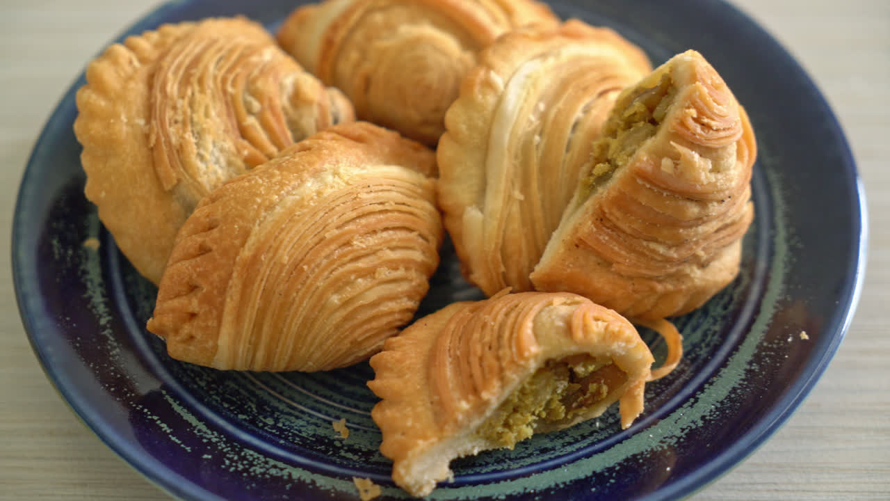 pollo relleno de hojaldre al curry en un plato