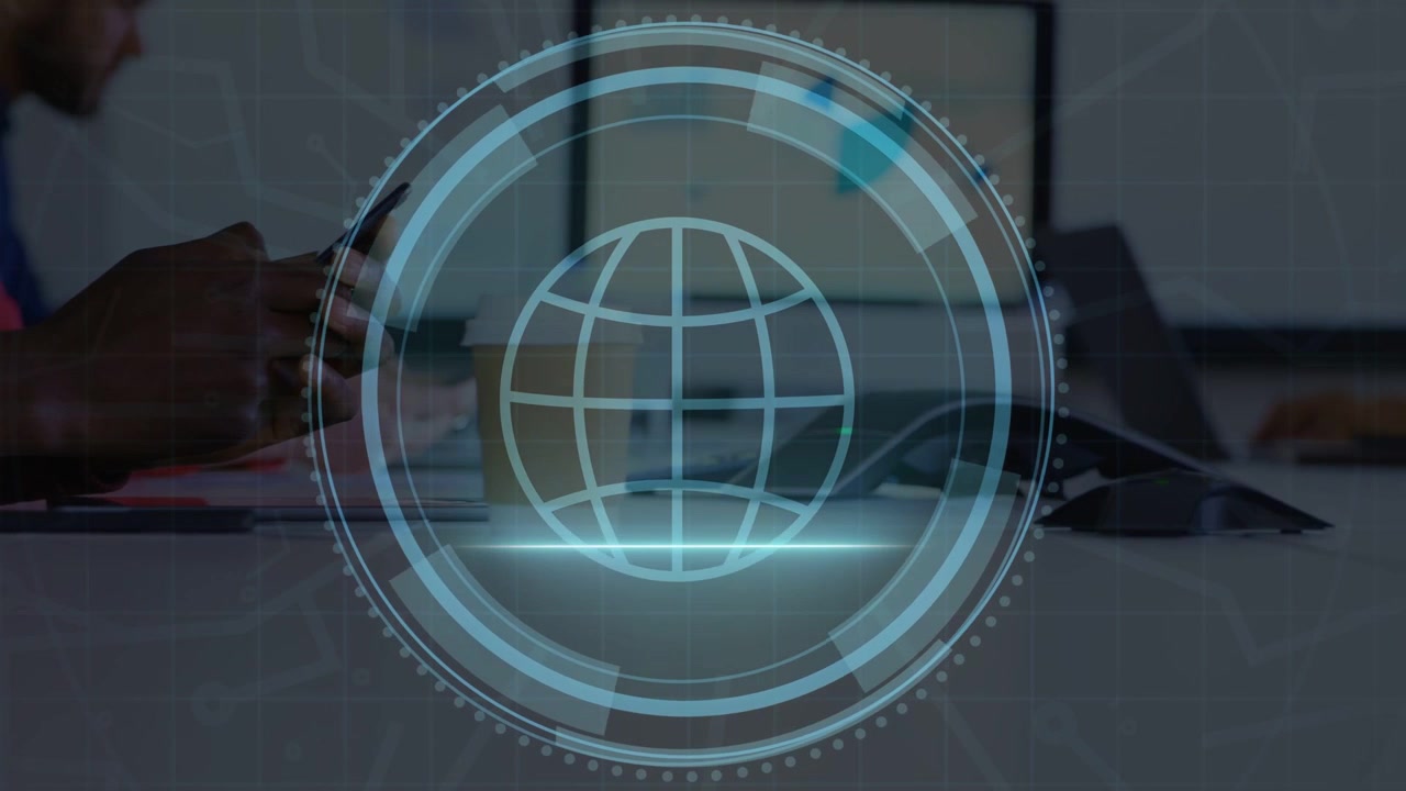 Collega a sinistra che usa lo smartphone attivando un HUD di cybersicurezza per la sicurezza, con anelli e scansione del globo.