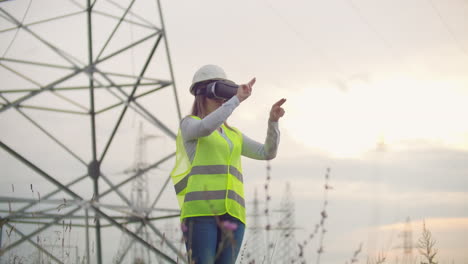 una ingeniera maneja la transmisión de energía alternativa de paneles solares y parques eólicos a los consumidores de la metrópolis. el concepto de la ciudad moderna