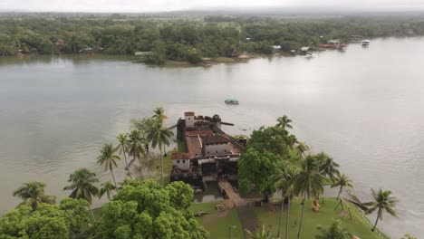 Castillo-De-San-Felipe-De-Lara-Durante-El-Día-En-Río-Dulce-Guatemala,-Aéreo