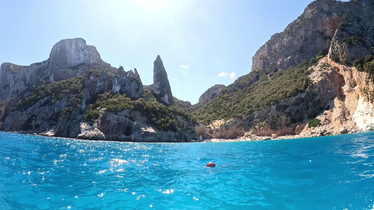 Betagende turkist vand og klipper i Calabrien, Italien