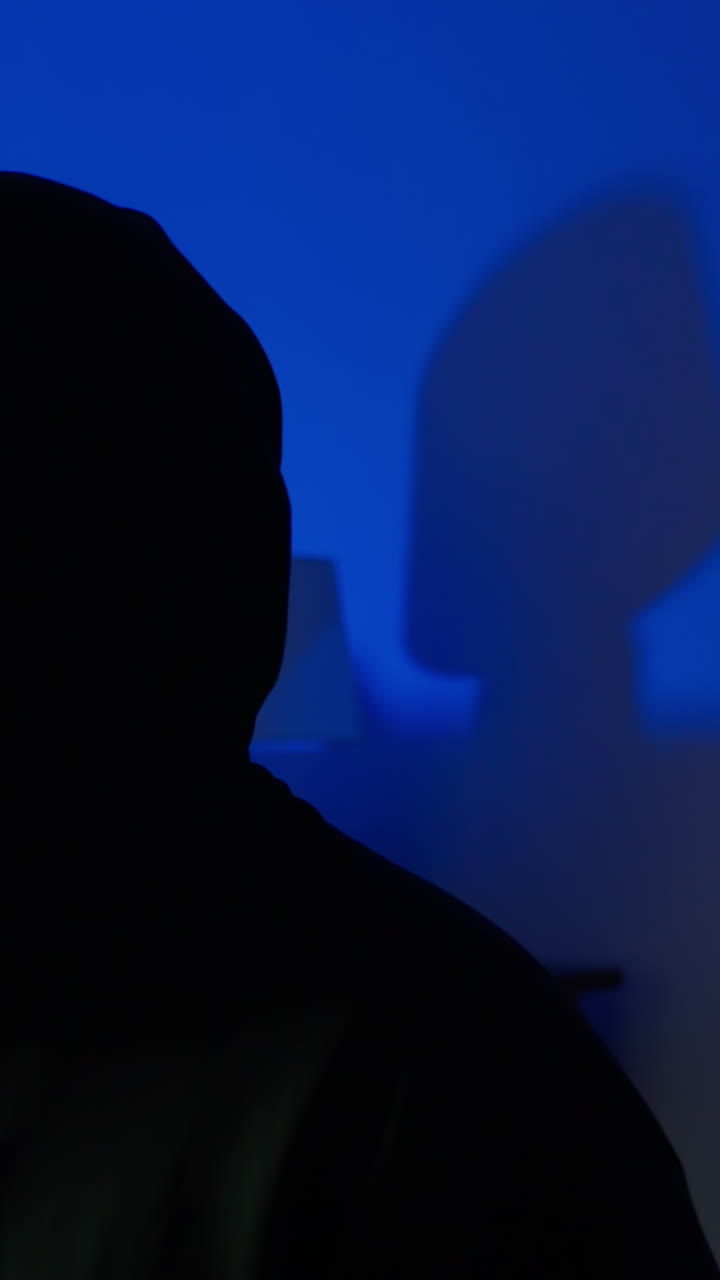 Un ladro incappucciato e sotto shock reagisce alle luci lampeggianti della sirena della polizia, cercando di giustificarsi durante l'interrogatorio. Drammatico confronto con la criminalità e forti emozioni.