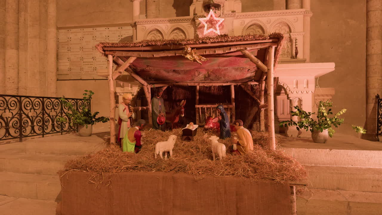프랑스 블루아에 있는 세인트 니콜라스 교회 안의 평화로운 탄생 장면, 따뜻하게 빛나고 있다.