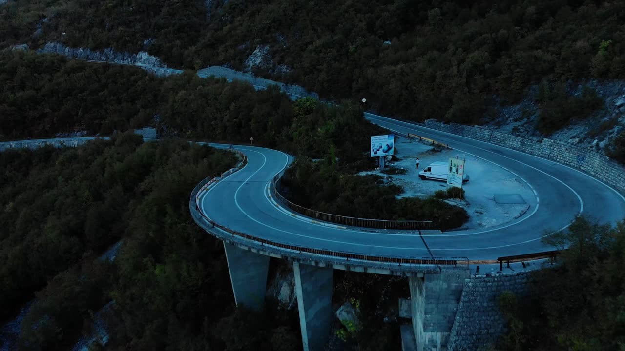 일몰-6 후 산길의 공중 중간 샷