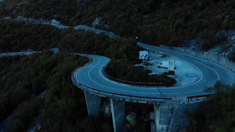 plano medio aéreo de la carretera de montaña después de la puesta del sol-6