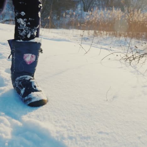 Ein-Kind-Läuft-Auf-Neuschnee