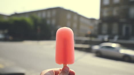 mann, der eislolly hält, dreht sich aus sicht