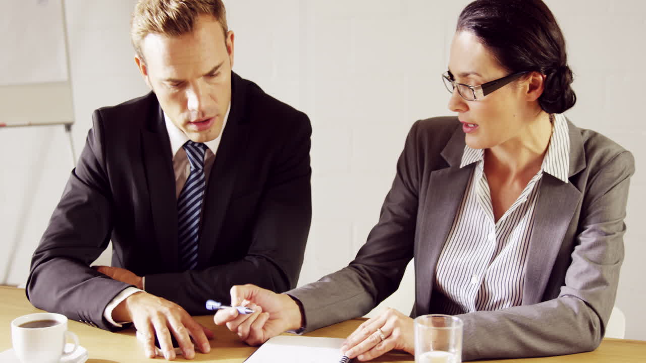 personas de negocios serias trabajando juntas