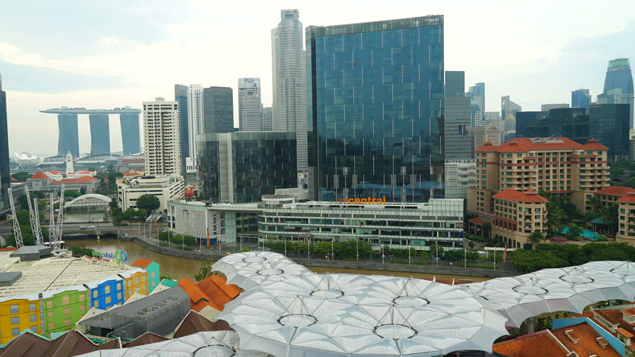 밝은 날에 싱가포르 도시 스카이라인의 패닝 시간 경과