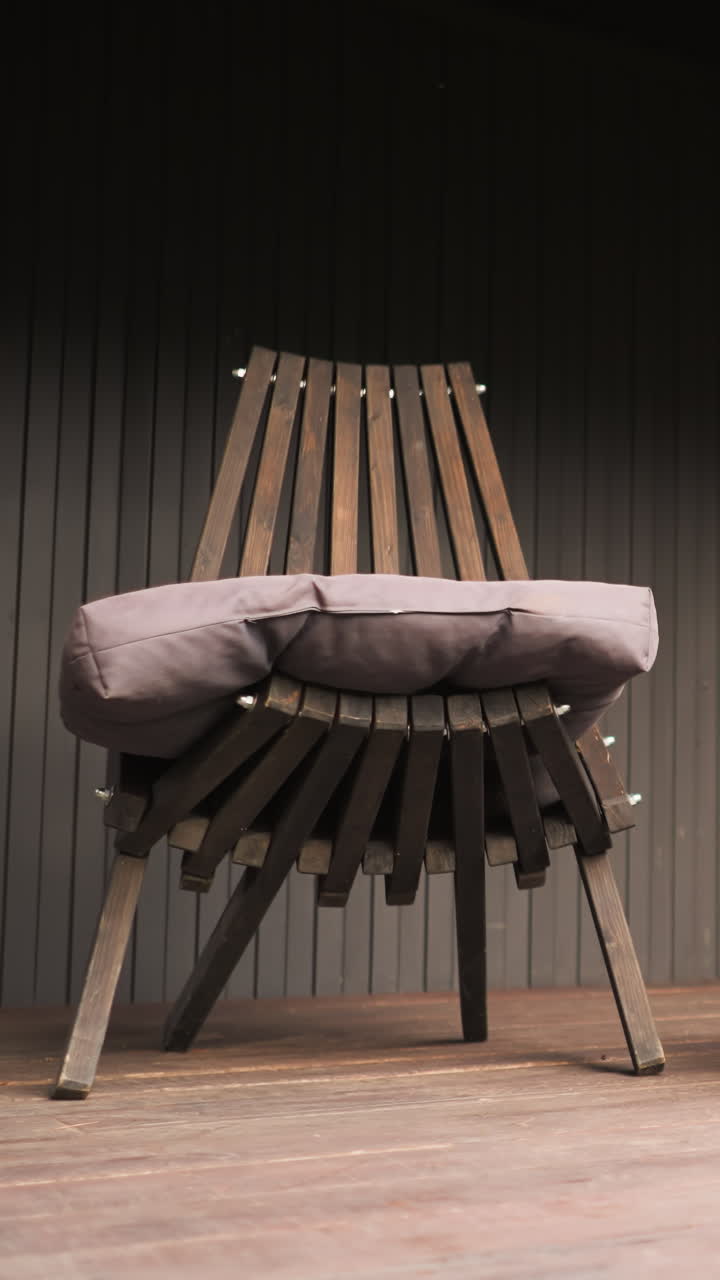 시골 집의 발코니에 나무 의자. 자연 재료로 만든 친환경 주택에서 관광객에게 임대 할 주택의 장식 요소