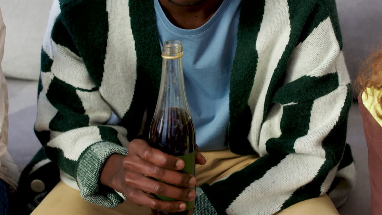 집회 에 참석 한 친구 들