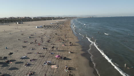 Video-De-Drones-De-Un-Día-De-Verano-En-Una-Playa-En-Valencia,-España