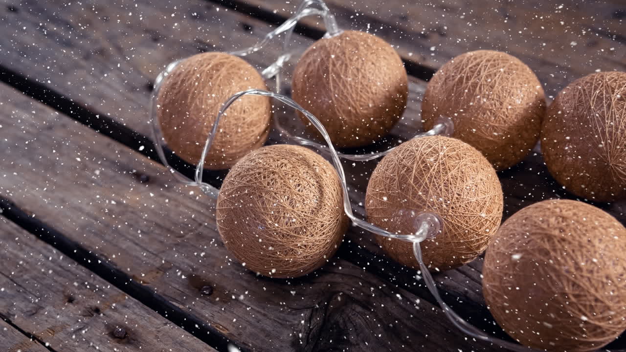 크리스마스 장식과 함께 내리는 눈