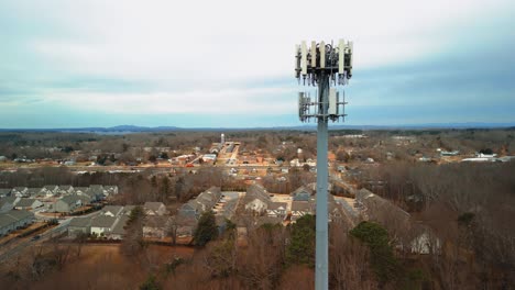 disparo aéreo girando alrededor de la torre de teléfono celular