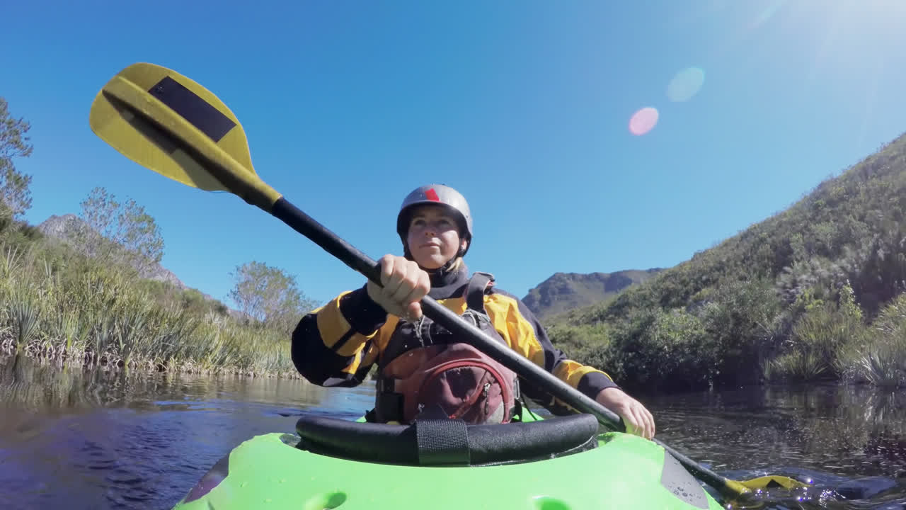 Donna in kayak nel lago in campagna 4k