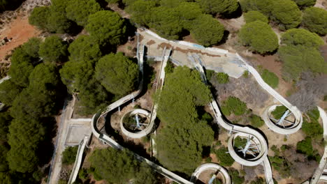 vuelo aéreo sobre el antiguo parque acuático en una zona abandonada de portugal - disparo de drones de 4k
