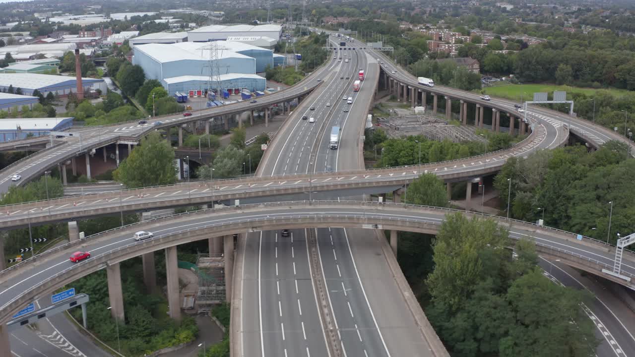 스파게티 교차로에서 차량을 추적하는 드론 샷