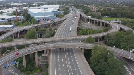 Drone-Shot-Rastreo-De-Coches-En-Cruce-De-Espaguetis