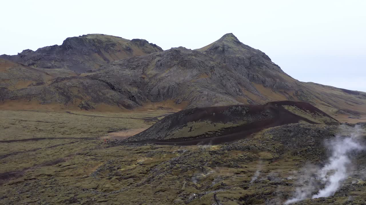 aéreo del salvaje paisaje montañoso de islandia con respiraderos de vapor