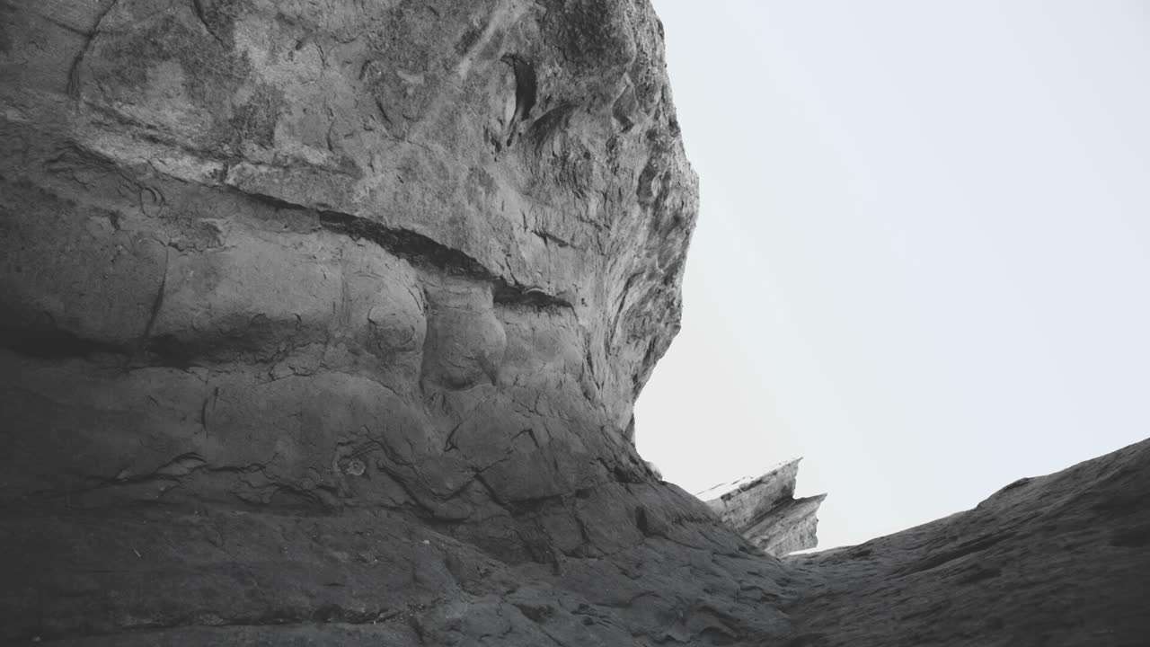 луна лунная поверхность. скалистая бесплодная местность