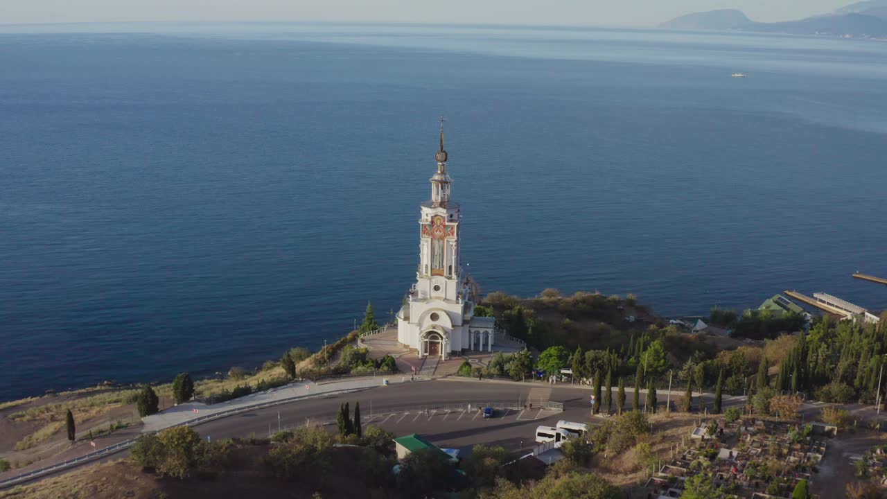vista aérea de la torre de la iglesia en el paisaje de la costa 002