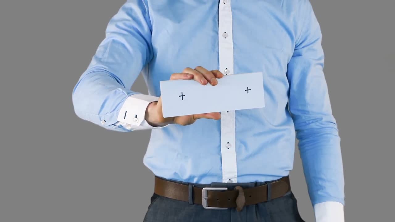 우아한 미소 짓는 남자가 카드를 떨어뜨리는 중간 섹션