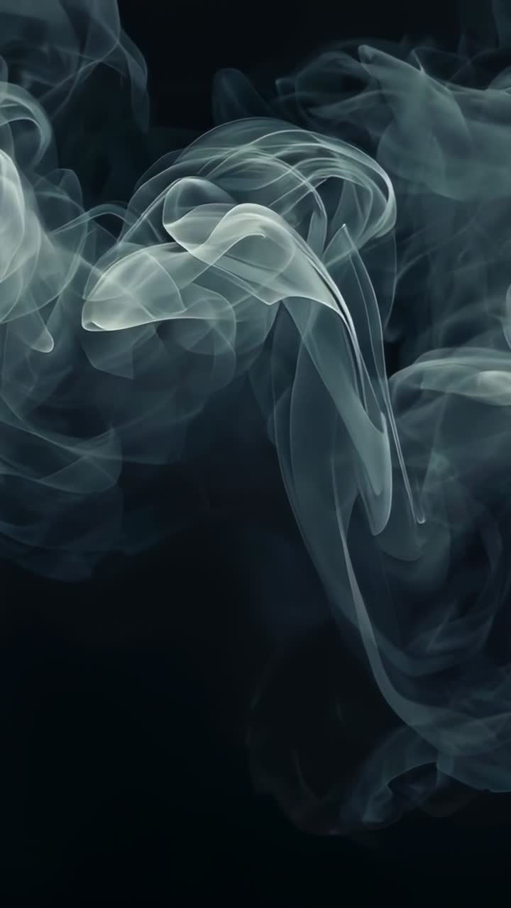 Video verticale: macchina del fumo che rilascia anelli e spire di fumo pallido in uno studio buio per il test della videocamera