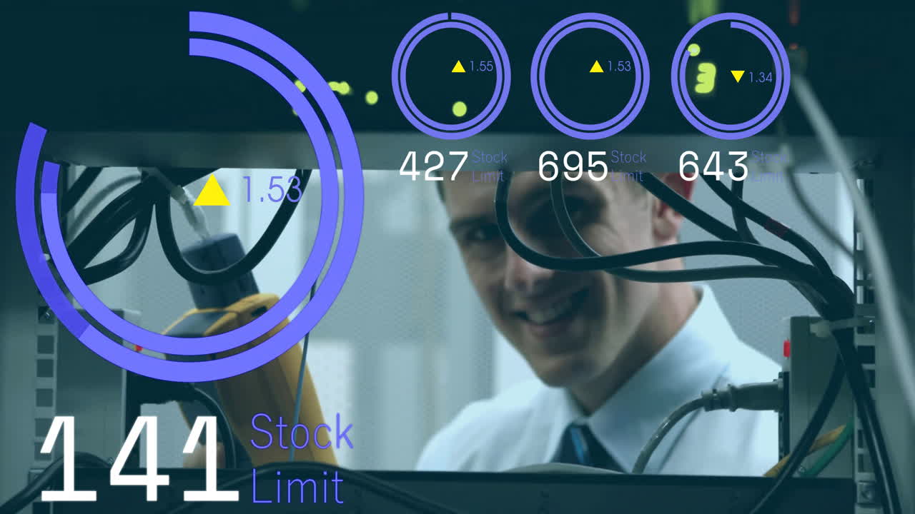 animación de escaneo de alcance y datos sobre trabajador masculino caucásico en la sala de servidores