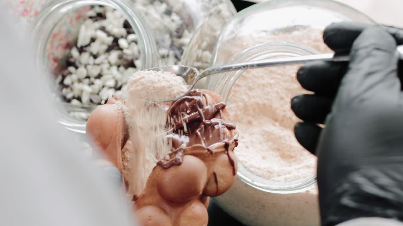 사탕 가게에서 초콜릿과 비스킷으로 와플 만들기