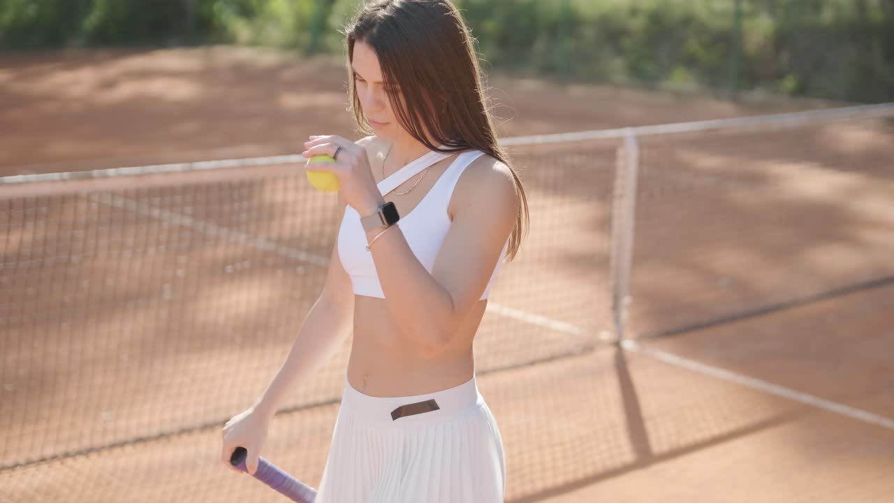 una mujer joven practicando tenis en una cancha al aire libre con un entrenador. el entrenador proporciona orientación a medida que la jugadora trabaja en su técnica, perfeccionando sus golpes en una sesión de entrenamiento atlético.