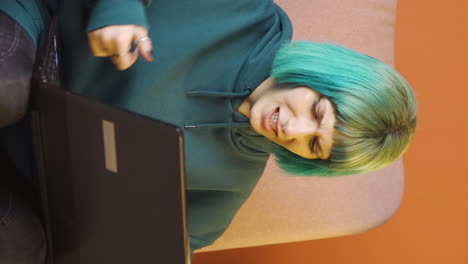 video vertical de la joven que se enojó por lo que vio en la computadora portátil.
