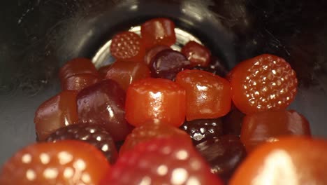 empujando lentamente en una botella de multivitaminas para adultos