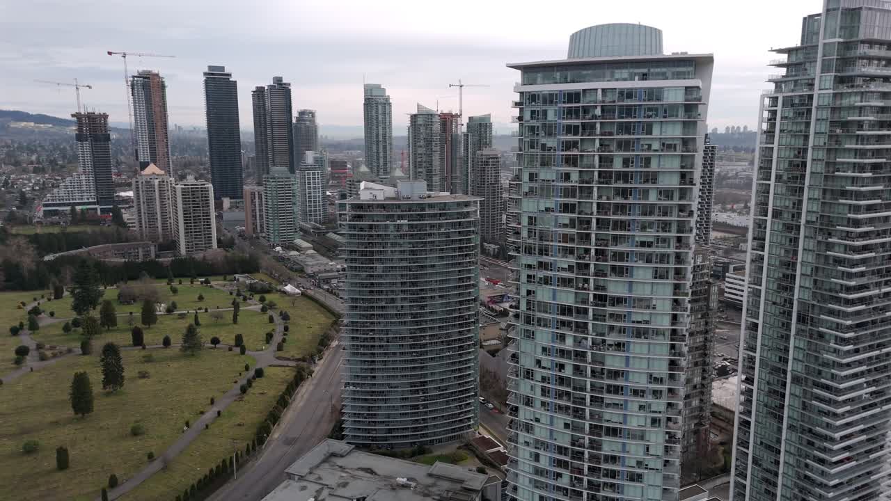 Torres Residenciais Altas com Parque Memorial Próximo em Burnaby, BC, Canadá. Tomada ampla de drone