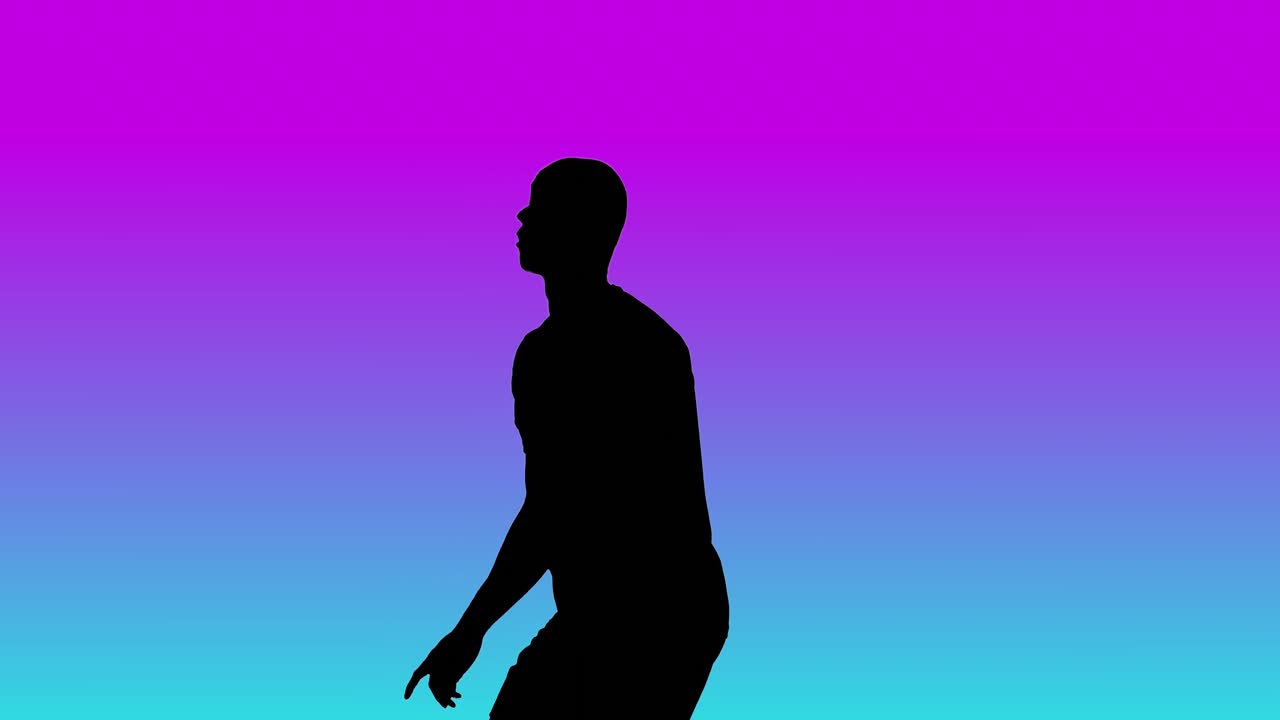 남성 축구 선수 의 검은 실루 ⁇  이 파란색 에서 보라색 배경 에 공 을  ⁇ 는 영상