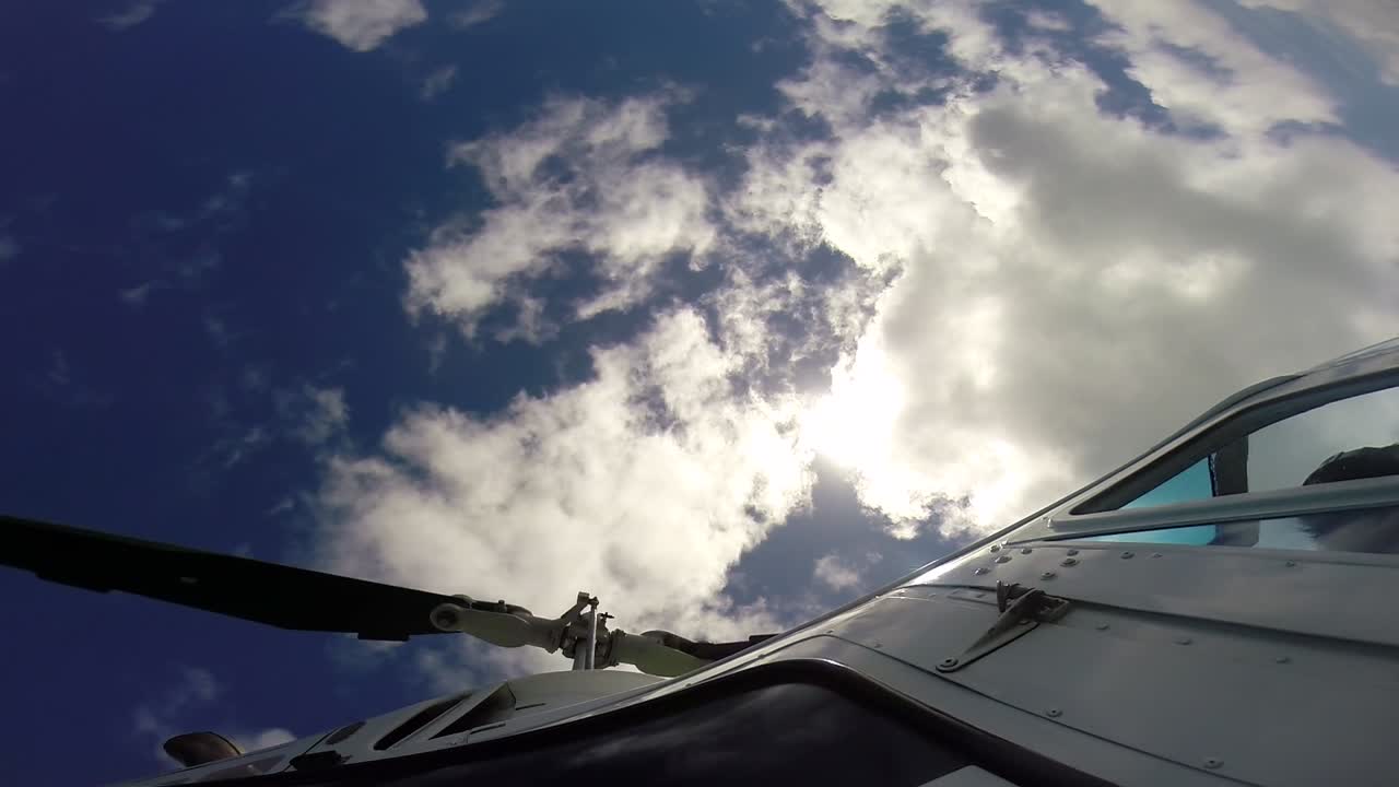 vista de una hoja de rotor de helicóptero (hélices) durante un vuelo en australia.