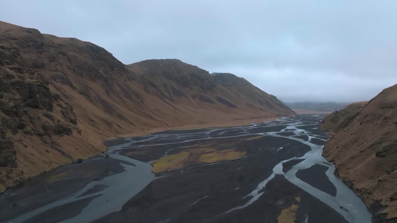 아이슬란드 의 계곡 에 있는 검은 모래 강 의 가을 색상 - 상승 하는 공중 사진