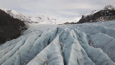vuelo bajo a lo largo de las grietas del glaciar vatnajokull en el parque nacional de skaftafell, aérea