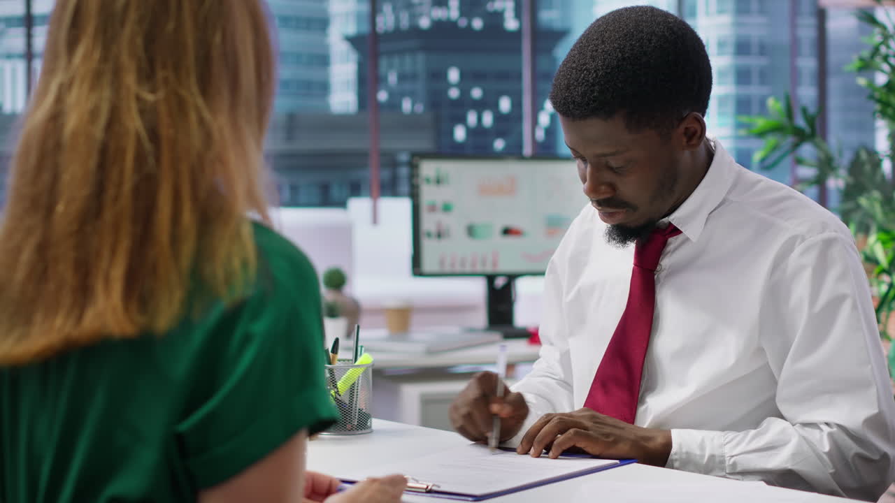 nuevo empleado firmando un contrato de trabajo después de una entrevista de trabajo exitosa con el personal de hr