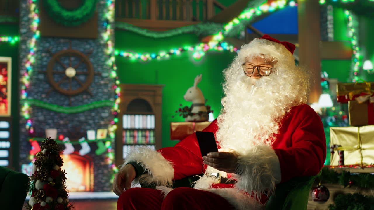 스마트폰을 사용하는 산타클로스