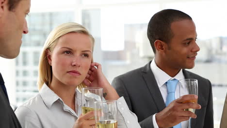 Business-people-celebrating-with-champagne