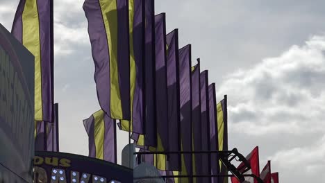 banderas de carnaval o feria en el viento