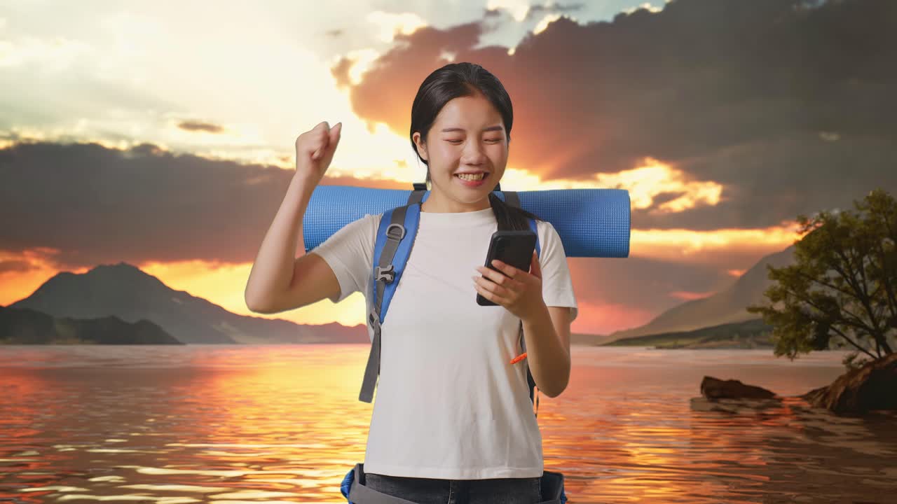 feliz viajero al atardecer