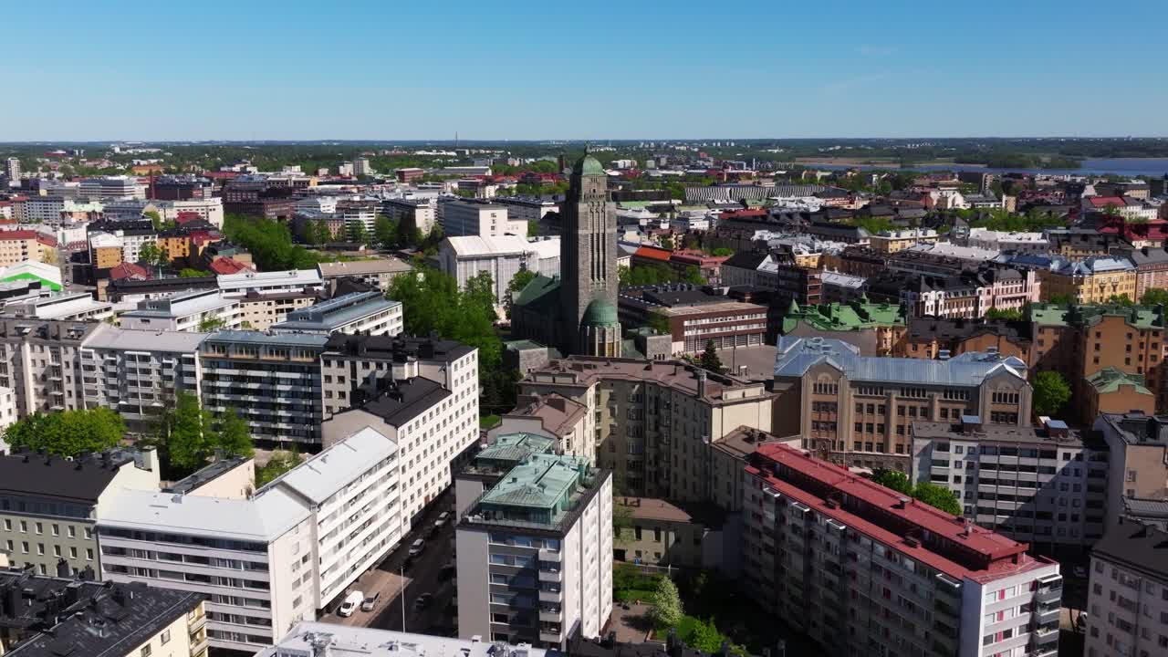 un dron vuela sobre viejos edificios construidos a lo largo de las sinuosas calles de helsinki, finlandia.