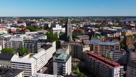 drohnen fliegen über alten gebäuden, die entlang der kurvenreichen straßen von helsinki, finnland, gebaut wurden.