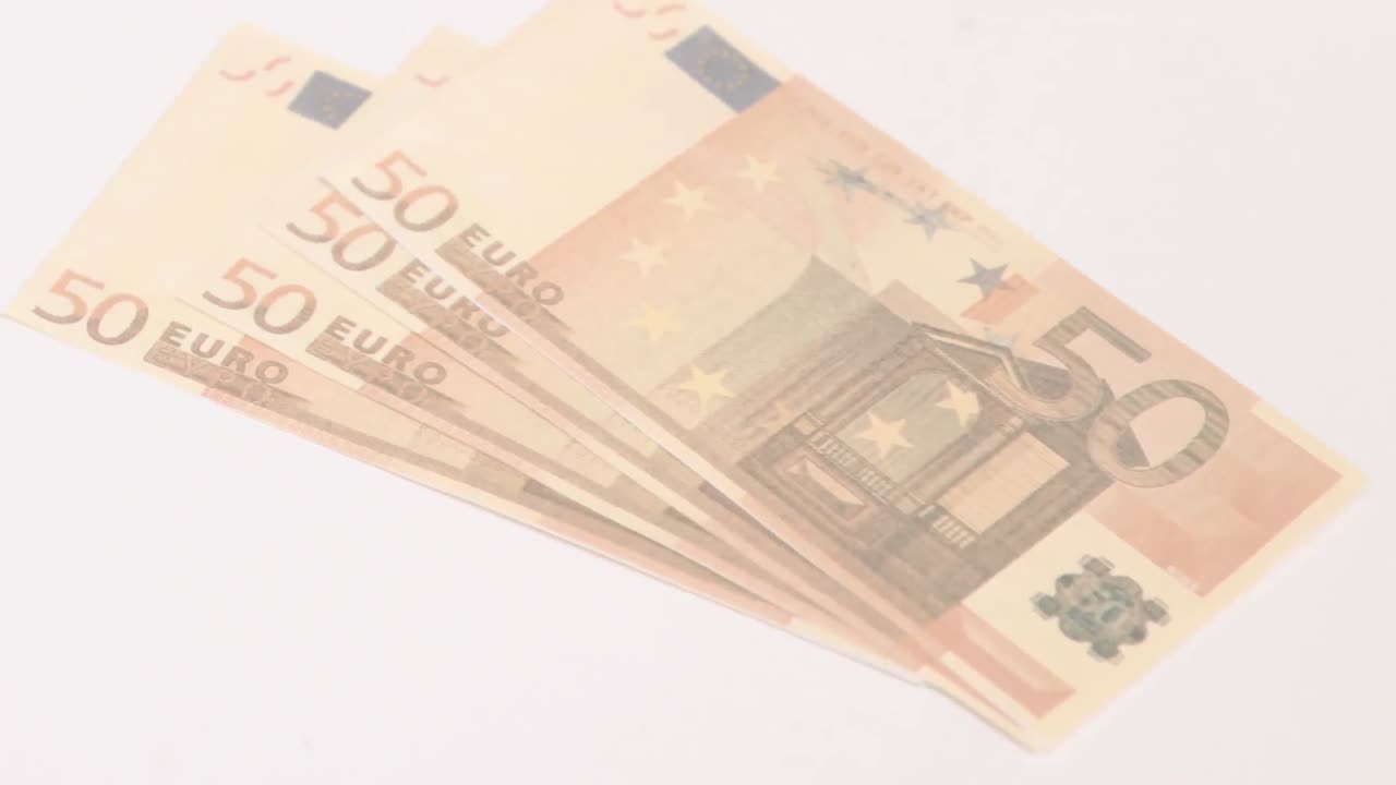 백색 바탕에 유로 지폐의 애니메이션