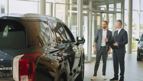 visita al salón de exhibiciones de automóviles