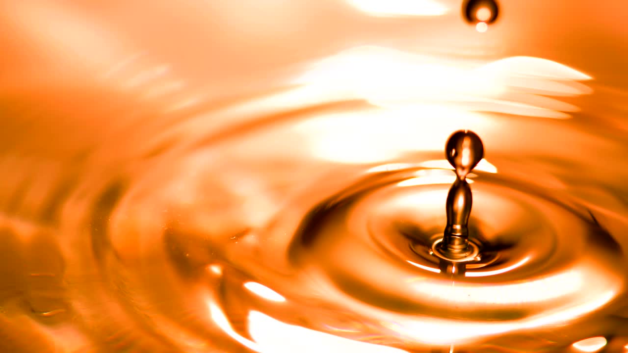 해가 지는 동안 떨어지는 물방울