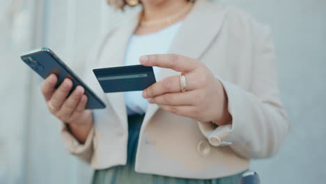 Mujer-Al-Aire-Libre,-Teléfono-Inteligente-Y-Tarjeta-De-Crédito