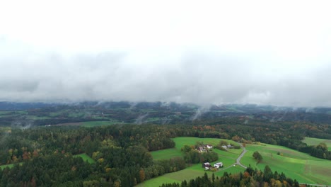 Paisaje-Brumoso-Con-Aldeas-Y-Bosques-Durante-El-Otoño---Toma-Aérea