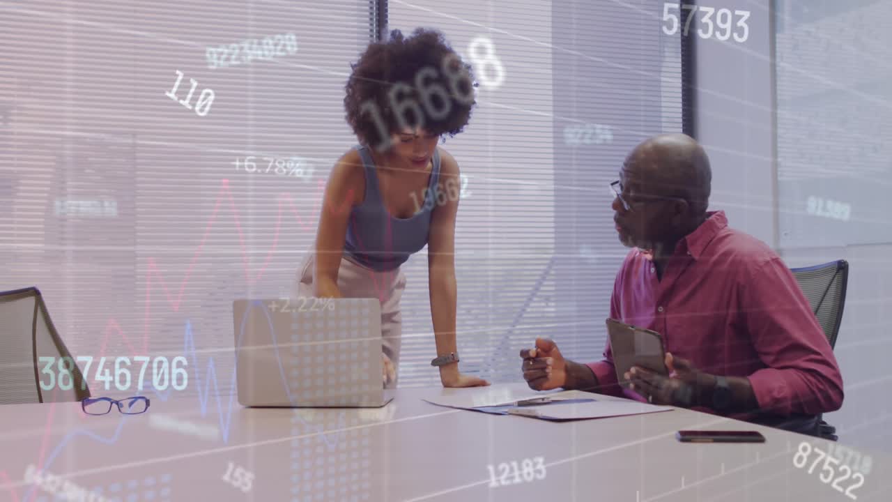 animazione dell'elaborazione dei dati finanziari su diversi uomini d'affari che lavorano in ufficio